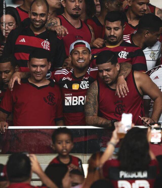 João Gomes curte jogo do Flamengo na torcida em noite de Libertadores