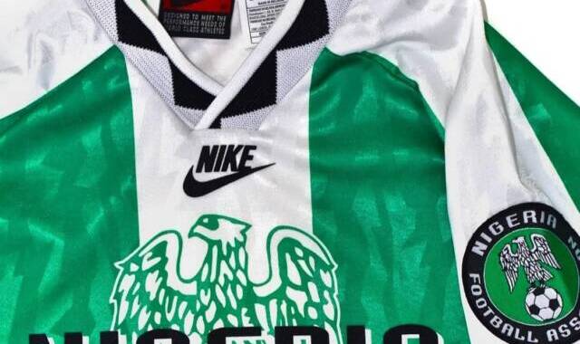 Nike relança camisa icônica da Nigéria de 1996