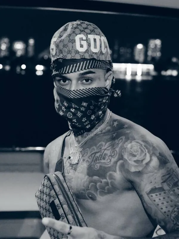 Veigh lança “Taylor” e exalta força de seus fãs no trap