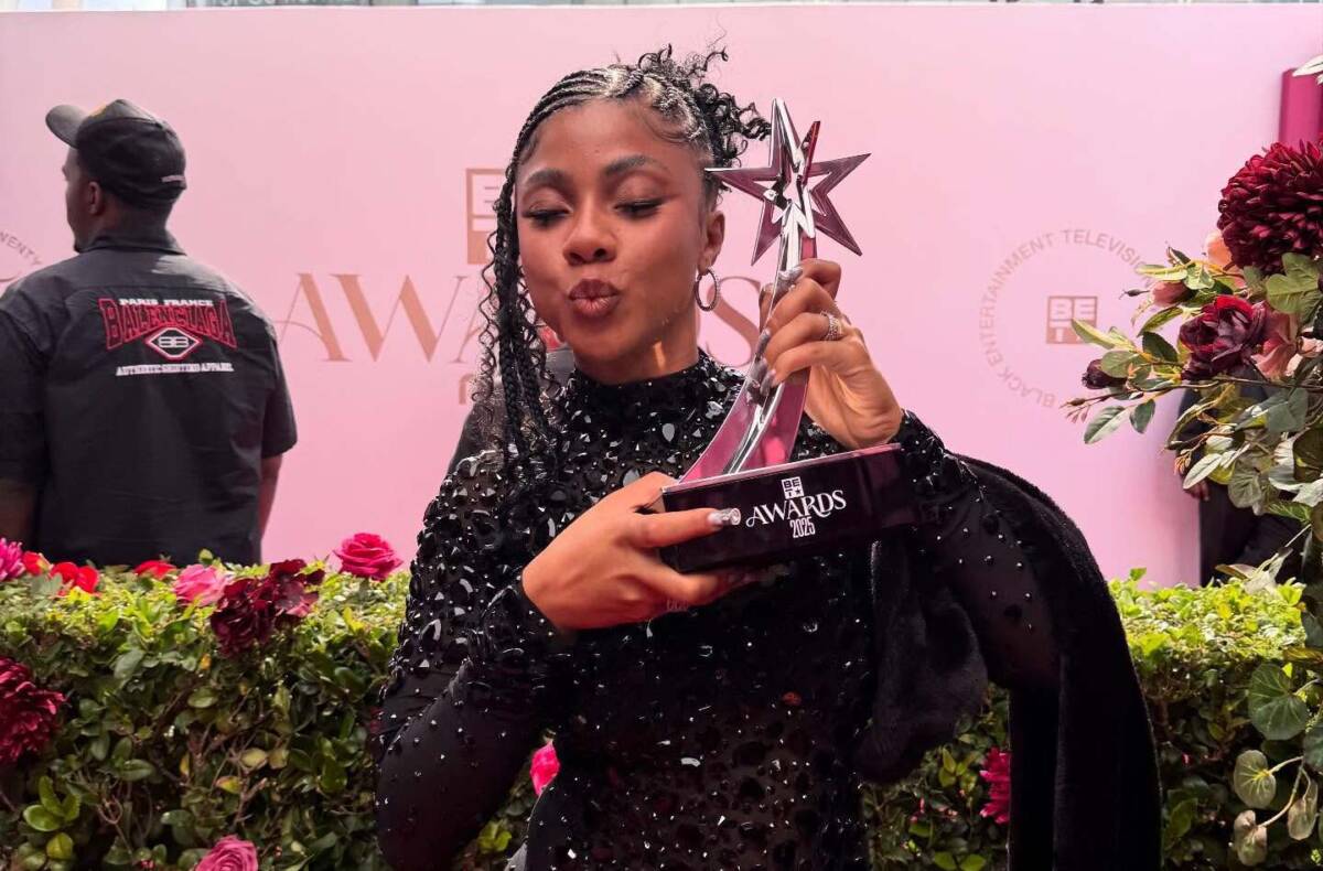 AJULIACOSTA vence BET Awards como revelação internacional