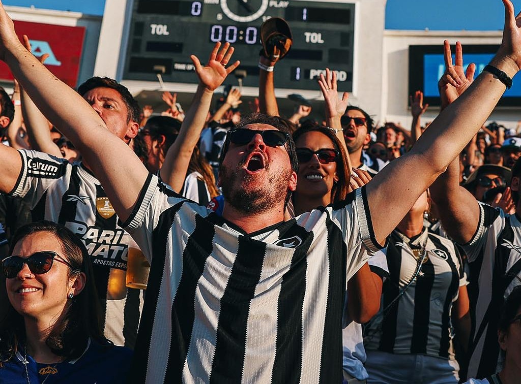 Botafogo celebra vitória histórica 1×0 contra o PSG com rap nacional