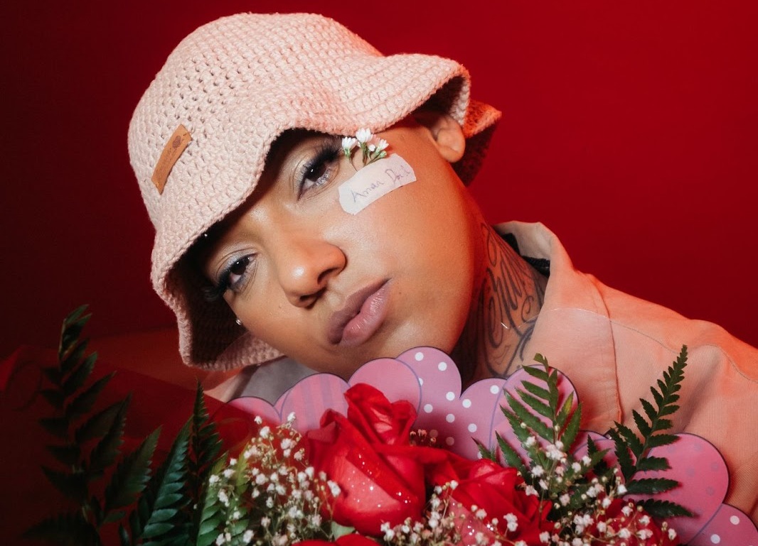 Iza Sabino lança o EP “Amar Dói, Vol. 2”