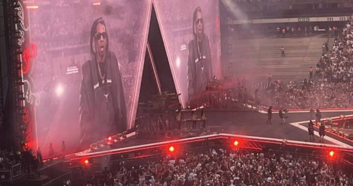 JAY-Z surpreende fãs ao subir no palco com Beyoncé em Paris