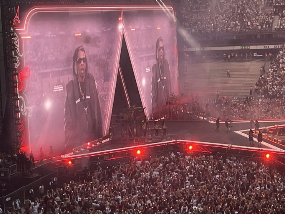 JAY-Z surpreende fãs ao subir no palco com Beyoncé em Paris