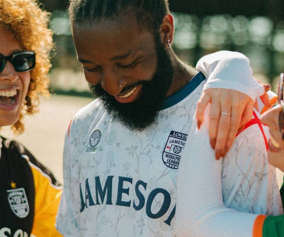 Jameson lança camisas com Lovers FC e Goalposts League