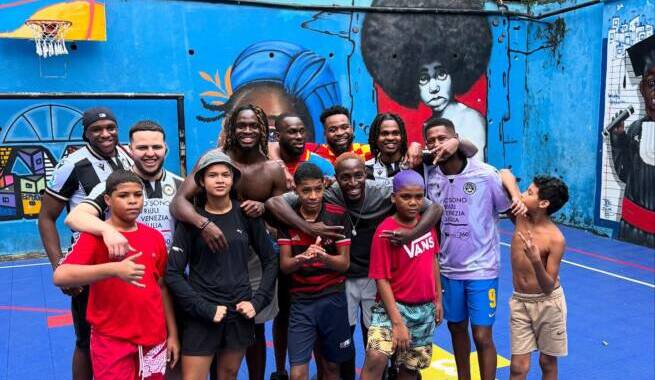 Oumar Solet visita Rocinha e se encanta com o Rio