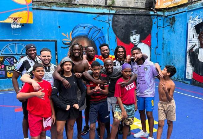 Oumar Solet visita Rocinha e se encanta com o Rio