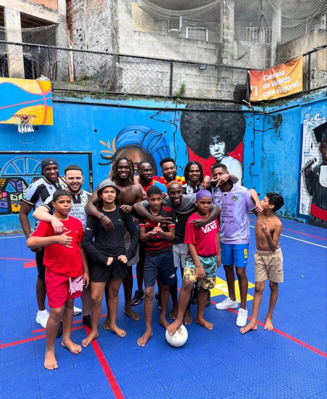 Oumar Solet visita Rocinha e se encanta com o Rio
