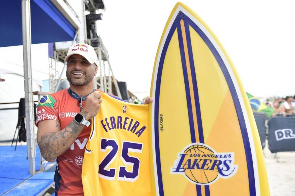 WSL e LA Lakers presenteiam surfistas com uniformes