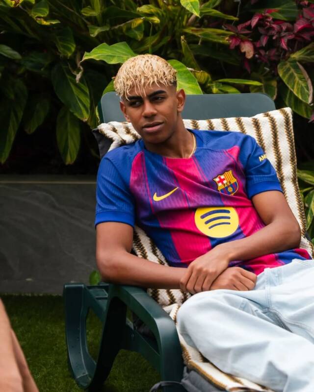 Barcelona lança nova camisa titular para 2025/26