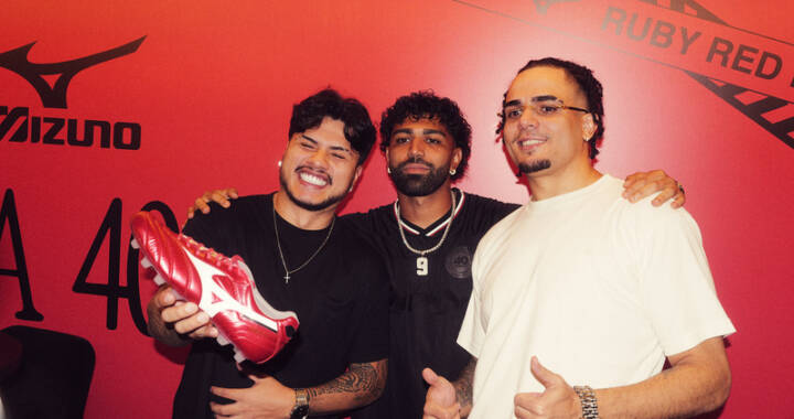 Gabigol e Podpah celebram os 40 anos da chuteira Morelia em evento da Mizuno