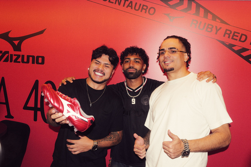 Gabigol e Podpah celebram os 40 anos da chuteira Morelia em evento da Mizuno