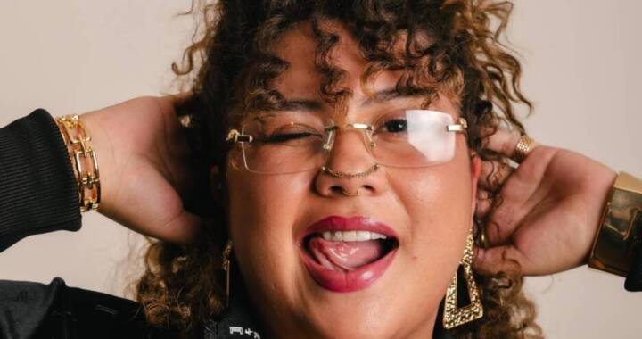 Mac Júlia lança no single “Beijo na Boca”