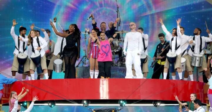 Música e futebol unem o mundo no 1º show de intervalo da FIFA Club World Cup™