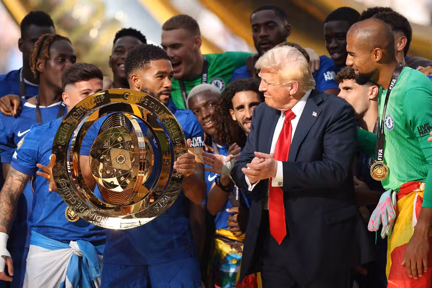 Trump “invade” festa do Chelsea e vira meme global