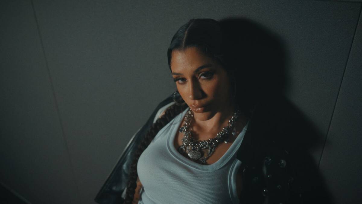Azzy cutuca padrões e lança “Agi Igual Homem”