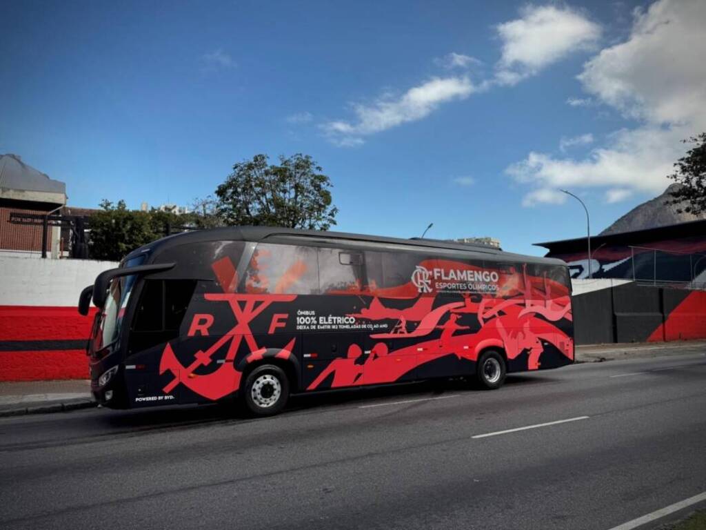Flamengo estreia ônibus elétrico BYD e lidera movimento sustentável no esporte brasileiro