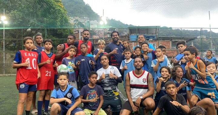 Futebol de Impacto leva turistas a vivência social e cultural na Rocinha