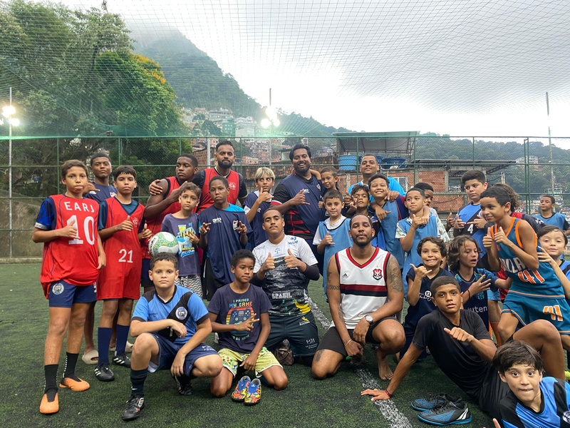 Futebol de Impacto leva turistas a vivência social e cultural na Rocinha