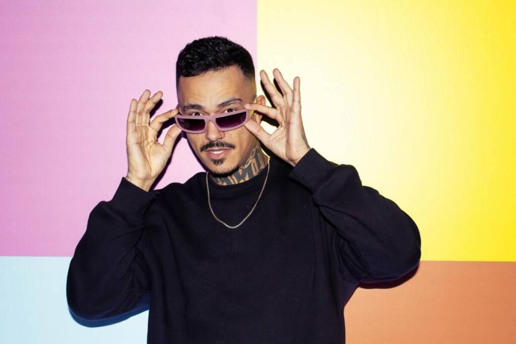 Rô Rosa estreia com “Estações” e transforma maturidade em música