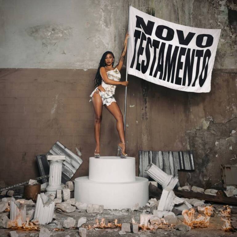 Ajuliacosta lança Novo Testamento e inaugura nova fase no rap nacional