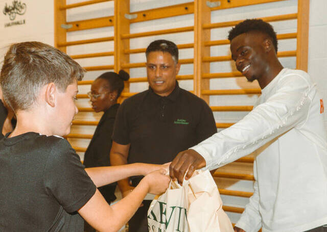 Bukayo Saka doa mais de 1.000 uniformes escolares em Ealing