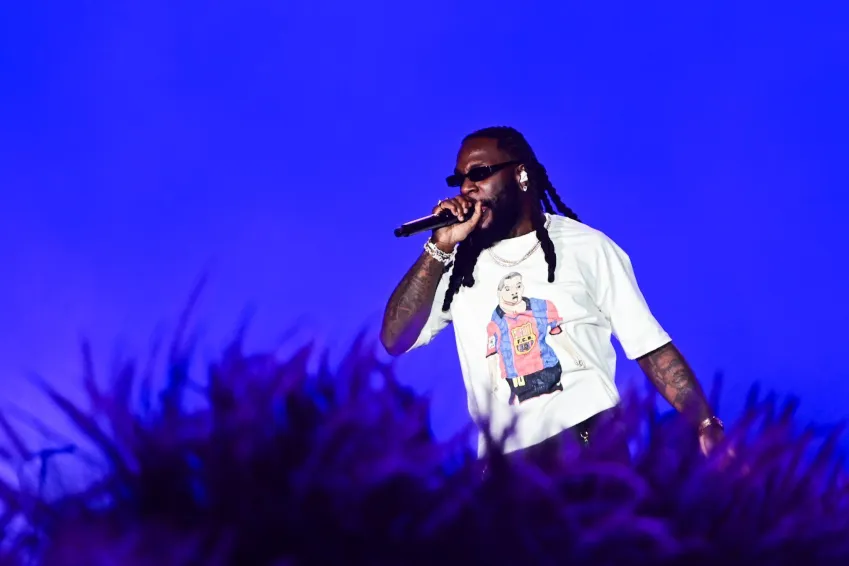 Burna Boy conquista público no The Town com show explosivo
