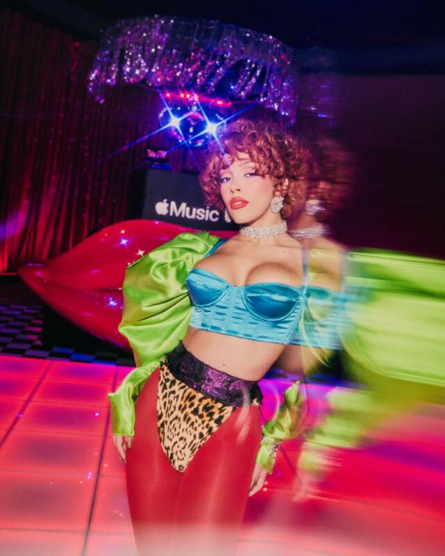 Doja Cat lança clipe “Gorgeous” em estética anos 80 para álbum Vie
