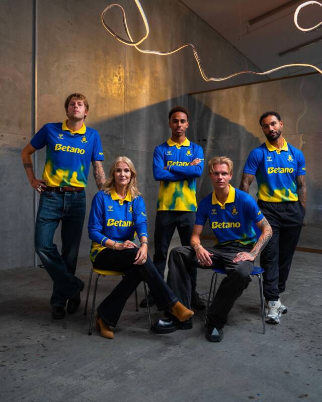 Ex-primeira-ministra da Dinamarca assina nova camisa away do Brøndby