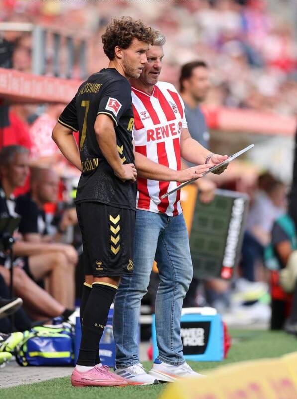 Kwasniok viraliza ao usar uniforme do Köln no banco
