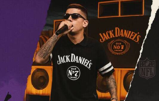 MC Hariel agita Metrô Sé em ação da NFL e Jack Daniel’s