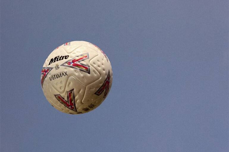 Mitre relança a icônica bola Ultimax em edição 30 anos