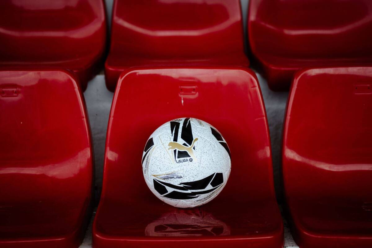 PUMA lança bola exclusiva para o El Clásico 2025/26