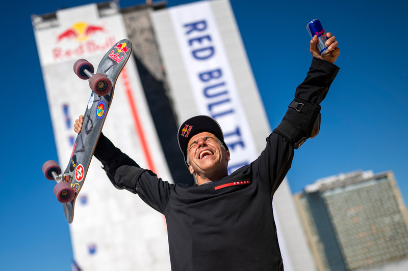 Sandro Dias dropa a maior rampa de skate do mundo no Red Bull Building Drop