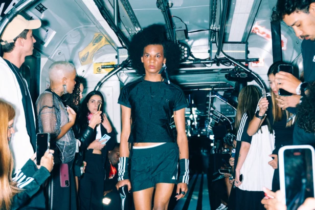 Adidas lança Adizero EVO SL com desfile na CPTM
