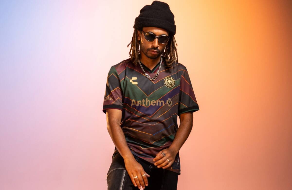 Oakland Roots lançam terceira camisa 2025 com Muzae Sesay
