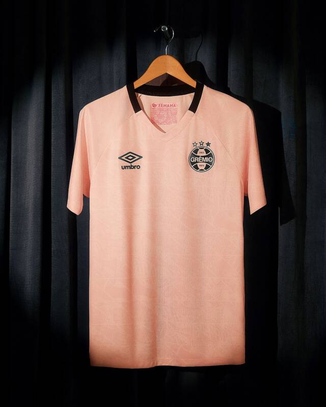 Umbro lança camisas Outubro Rosa 2025 em parceria com a FEMAMA
